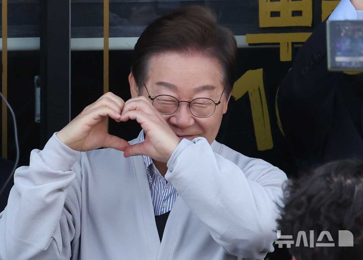 [진안=뉴시스] 조성봉 기자 = 민심을 청취하는 '경청 투어'에 나선 이재명 더불어민주당 대선후보가 7일 전북 진안군 새참거리 인근에서 즉흥 연설을 하던 중 손으로 하트를 그리고 있다. .2025.05.07. suncho21@newsis.com