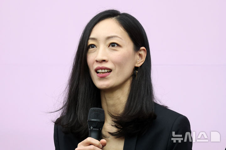 [서울=뉴시스] 박진희 기자 = 서울시발레단 '워킹 매드&블리스' 객원수석 무용수 이상은(영국국립발레단 리드수석)이 7일 서울 종로구 세종문화회관에서 기자간담회를 하고 있다. 2025.05.07. pak7130@newsis.com