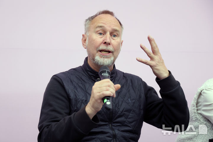 [서울=뉴시스] 박진희 기자 = 서울시발레단 '워킹 매드&블리스' 안무가 요한 잉거가 7일 서울 종로구 세종문화회관 아티스트 라운지에서 기자간담회를 하고 있다. 2025.05.07. pak7130@newsis.com