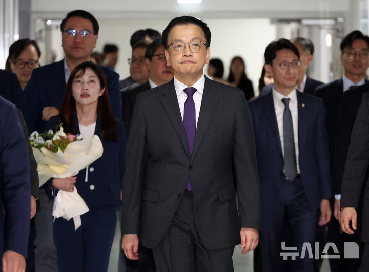 [세종=뉴시스] 강종민 기자 =12·3 비상계엄 선포 관련 내란 및 외환 사건을 수사하는 내란특검이 7일 최상목 전 경제부총리 겸 기획재정부 장관을 소환 조사하고 있다. 지난 5월 2일 사퇴한 최상목 전 경제부총리 겸 기획재정부 장관이 5월 7일 세종시 정부세종청사 기재부를 찾아 직원들과 인사를 나눈 뒤 기자실로 향하고 있다. 2025.05.07. ppkjm@newsis.com