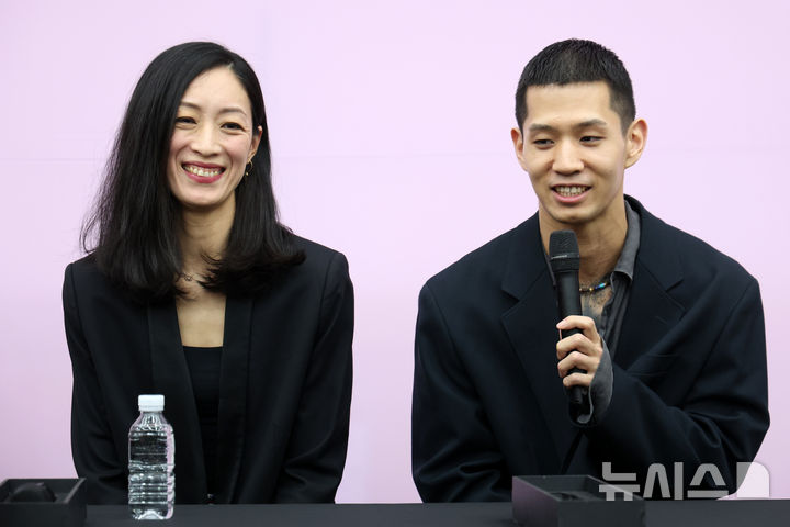 [서울=뉴시스] 박진희 기자 = 서울시발레단 '워킹 매드&블리스' 객원수석 무용수 이상은(영국국립발레단 리드수석, 왼쪽)과 시즌무용수 이정우가 7일 서울 종로구 세종문화회관에서 기자간담회를 하고 있다. 2025.05.07. pak7130@newsis.com
