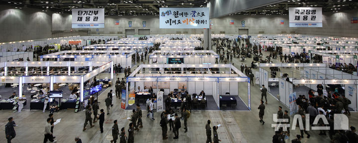 [고양=뉴시스] 김금보 기자 = 7일 경기도 고양시 킨텍스에서 열린 '2025 국군장병 취업박람회' 행사장이 국군장병들로 붐비고 있다. 2025.05.07. kgb@newsis.com