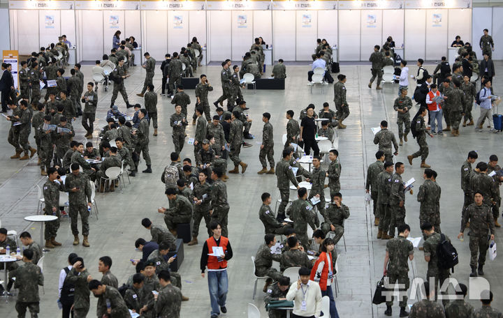 [고양=뉴시스] 김금보 기자 = 7일 경기도 고양시 킨텍스에서 열린 '2025 국군장병 취업박람회' 행사장이 국군장병들로 붐비고 있다. 2025.05.07. kgb@newsis.com