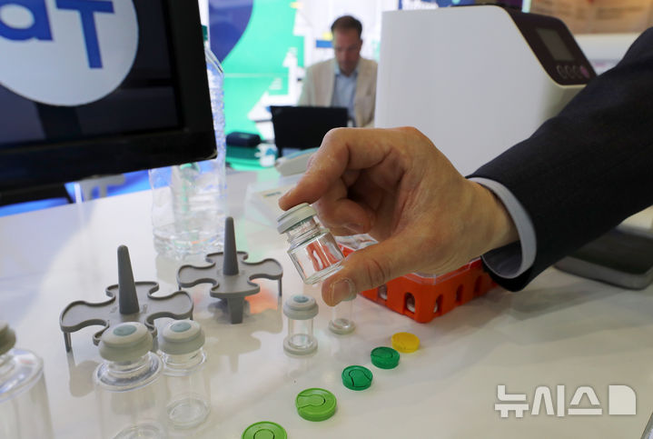 [서울=뉴시스] 김혜진 기자 = 지난해 5월 7일 서울 강남구 코엑스에서 열린 바이오코리아 2025에서 관계자가 제품을 설명하고 있다. (사진은 기사와 직접 관련이 없습니다.) 2025.05.07. jini@newsis.com