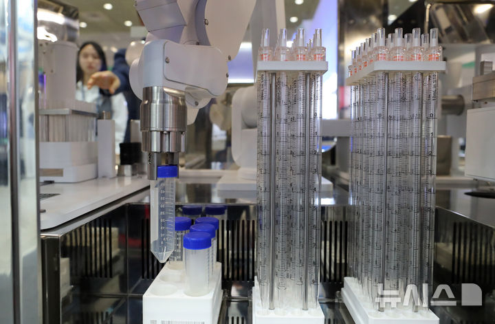 [서울=뉴시스] 김혜진 기자 = 7일 오후 서울 강남구 코엑스에서 열린 바이오코리아 2025를 찾은 관람객들이 부스를 둘러보고 있다. 2025.05.07. jini@newsis.com