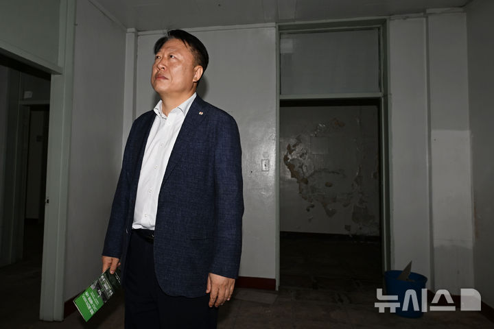 [광주=뉴시스] 이영주 기자 = 김동수(60) 광주전남혈액원장이 5·18민주화운동 45주기를 11일 앞둔 7일 광주 동구 옛적십자병원을 찾아 당시 헌혈이 이뤄진 것으로 잠정 파악된 병원 3층 308호를 둘러보고 있다. 2025.05.07. leeyj2578@newsis.com