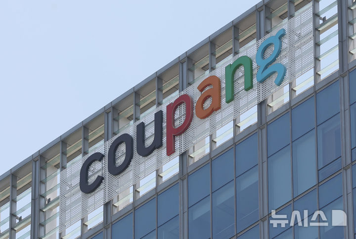 [서울=뉴시스] 조수정 기자 = 쿠팡이 올해 1분기 매출 11조4876억원으로 분기 최대 실적을 기록하고 당기순이익은 전년 동기 대비 흑자 전환했다고 7일 밝혔다. 사진은 7일 서울 송파구 쿠팡 본사의 CI.쿠팡 모회사인 쿠팡 Inc가 이날 미국 증권거래위원회(SEC)에 제출한 1분기 연결실적 보고서에 따르면 쿠팡Inc의 1분기 매출은 11조4876억원(79억800만달러·분기 평균환율 1452.66)으로 전년 동기(9조4505억원) 대비 21% 증가했다. 영업이익은 2337억원(1억5400만달러)으로 전년 동기와 비교해 300%가량 늘었다. 당기순이익은 1656억원(1억1400만달러)으로, 당기순손실 318억원을 기록한 전년 동기 대비 흑자전환했다. 매출 대비 영업이익률과 순이익률은 각각 2%와 1.4% 기록했다. 2025.05.07. chocrystal@newsis.com