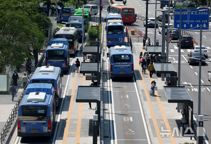 [서울=뉴시스] 김진아 기자 = 사측과의 임금·단체협약 협상이 결렬된 서울 시내버스 노조가 준법 투쟁을 재개한 7일 서울역 앞 버스환승센터 정류장에 버스들이 줄지어 서 있다. '준법 투쟁'은 승객이 자리에 앉은 후 버스를 출발하거나 앞서가는 버스를 추월하지 않는 등의 방법으로 버스 연착을 유도하는 방식이다. 2025.05.07. bluesoda@newsis.com