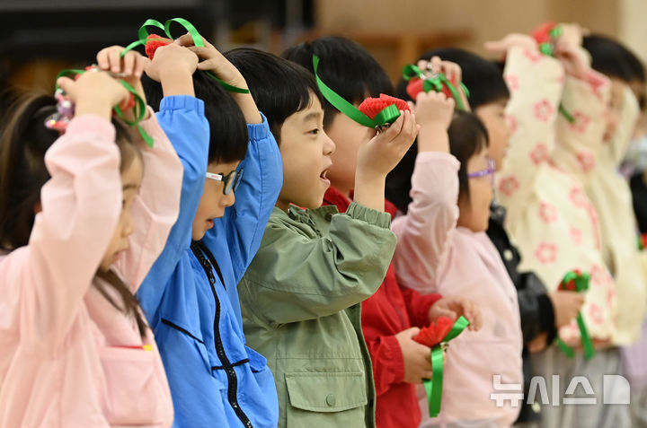 [수원=뉴시스] 김종택 기자 = 어버이날을 하루 앞둔 7일 경기 수원시 팔달노인복지관을 찾은 어린이들이 카네이션을 전달하기 앞서 어르신들에게 인사하고 있다. 2025.05.07. jtk@newsis.com