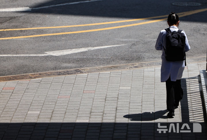 [서울=뉴시스] 황준선 기자 = 교육부와 각 의대가 제시한 미복귀 의대생에 대한 유급·제적 처분 확정일인 7일 서울 시내 한 의과대학에서 학생이 이동하고 있다.수업 참여 의사를 밝히지 않은 의대생들의 유급이 확정될 시 내년 학기에는 24·25·26학번이 동시에 1학년 수업을 듣는 '트리플링'(tripling) 사태가 벌어지고 의대 1학년 학생만 1만 명이 넘어 의대 교육에 차질이 생길 전망이다. 2025.05.07. hwang@newsis.com