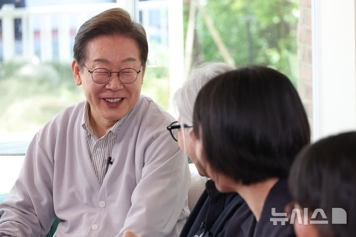 [전주=뉴시스] 조성봉 기자 =이재명 더불어민주당 대통령 후보가 2차 골목골목 경청투어 마지막 날인 7일 오후 전북 전주시의 카페에서 '영화와 드라마, 정치가 그리는 미래의 스크린' K-콘텐츠 산업 진흥 간담회를 하고 있다. 왼쪽부터 강유정 의원, 윤제균 감독, 이 후보, 김은숙 작가, 박해영 작가, 정주리 감독.(공동취재)2025.05.7. photo@newsis.com