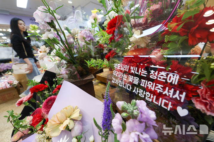 [서울=뉴시스] 김명년 기자 = 어버이날을 하루 앞둔 지난 7일 오후 서울 서초구 양재꽃시장에 카네이션이 진열돼 있다. 2025.05.07. kmn@newsis.com