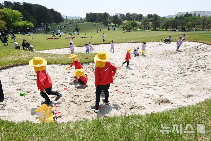 [군포=뉴시스] 김종택 기자 = 가정의 달을 맞아 7일 경기 군포시 안양컨트리클럽에서 열린 시민 무료개방 행사에 참가한 어린이들이 게임을 하며 즐거운 시간을 보내고 있다. 2025.05.07. jtk@newsis.com