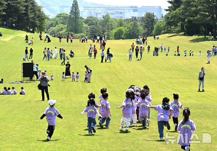 [군포=뉴시스] 김종택 기자 = 경기 군포시 안양컨트리클럽에서 열린 시민 무료개방 행사에 참가한 어린이들이 게임을 하며 즐거운 시간을 보내고 있다. 2025.05.07. jtk@newsis.com