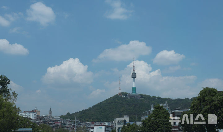 [서울=뉴시스] 조수정 기자 = 미세먼지와 초미세먼지가 좋음 상태를 보인 7일 서울 도심에 청명한 하늘이 펼쳐져 있다. 2025.05.07. chocrystal@newsis.com