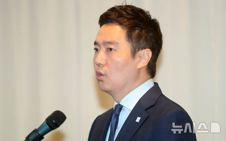 [서울=뉴시스] 김혜진 기자 = 김세의 가로세로연구소 대표가 7일 오후 서울 강남구 스페이스쉐어에서 열린 배우 김수현의 중대범죄 관련 기자회견에서 인사말을 하고 있다. 2025.05.07. jini@newsis.com