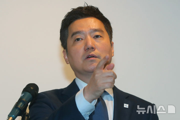 [서울=뉴시스] 김혜진 기자 = 김세의 가로세로연구소 대표가 7일 오후 서울 강남구 스페이스쉐어에서 열린 배우 김수현의 중대범죄 관련 기자회견에서 인사말을 하고 있다. 2025.05.07. jini@newsis.com