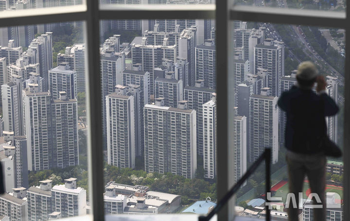 [서울=뉴시스] 김근수 기자 = 7일 서울 송파구 롯데월드타워 스카이전망대에서 강남 주변 아파트 단지가 보이고 있다. 2025.05.07. ks@newsis.com