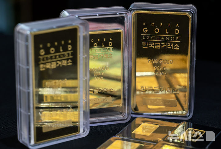 [서울=뉴시스] 정병혁 기자 = 올해 상반기(1~6월) 세계 금 상장지수펀드(ETF)에 유입된 자금이 5년 만에 최대인 것으로 드러났다. 사진은 지난 5월 7일 서울 종로구 한국금거래소 종로본점에 골드바가 놓여있는 모습. 2025.07.09. jhope@newsis.com