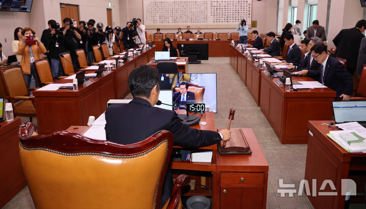 [서울=뉴시스] 권창회 기자 =7일 서울 여의도 국회에서 열린 법제사법위원회 전체회의에서 정청래 법사위원장이 의사봉을 두드리고 있다. 2025.05.07. kch0523@newsis.com