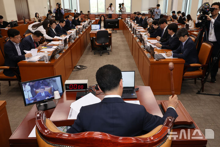 [서울=뉴시스] 조성우 기자 = 7일 오후 서울 여의도 국회에서 열린 행정안전위원회 전체회의에서 신정훈 위원장이 개의 선언을 하며 의사봉을 두드리고 있다. 2025.05.07. xconfind@newsis.com