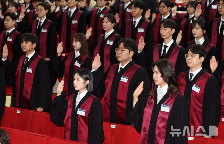 [과천=뉴시스] 이영환 기자 = 7일 오후 경기 과천시 법무부에서 열린 신임검사 임관식에서 신임 검사들이 선서를 하고 있다. 2025.05.07. 20hwan@newsis.com