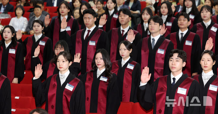 [과천=뉴시스] 이영환 기자 = 7일 오후 경기 과천시 법무부에서 열린 신임검사 임관식에서 신임 검사들이 선서를 하고 있다. 2025.05.07. 20hwan@newsis.com