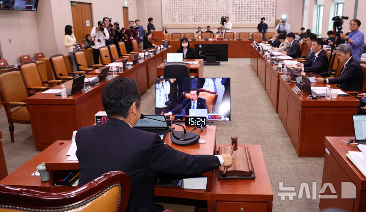 [서울=뉴시스] 권창회 기자 =7일 서울 여의도 국회에서 열린 법제사법위원회 전체회의에서 국민의힘 의원들이 퇴장한 가운데 정청래 법사위원장이 의사봉을 두드리고 있다. 2025.05.07. kch0523@newsis.com