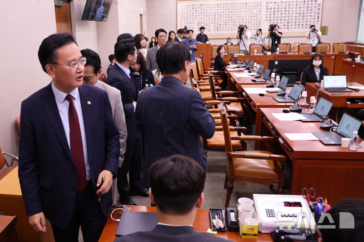 [서울=뉴시스] 권창회 기자 = 지난 7일 서울 여의도 국회에서 열린 법제사법위원회 전체회의에서 유상범 국민의힘 간사를 비롯한 국민의힘 의원들이 조희대 대법원장 청문계획서 의결에 반발하며 퇴장하고 있다. 2025.05.07. kch0523@newsis.com