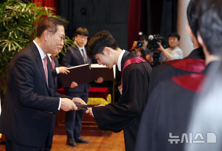 [과천=뉴시스] 이영환 기자 = 박성재 법무부 장관이 7일 오후 경기 과천시 법무부에서 열린 신임검사 임관식에서 신임 검사들에게 임명장을 수여하고 있다. 2025.05.07. 20hwan@newsis.com