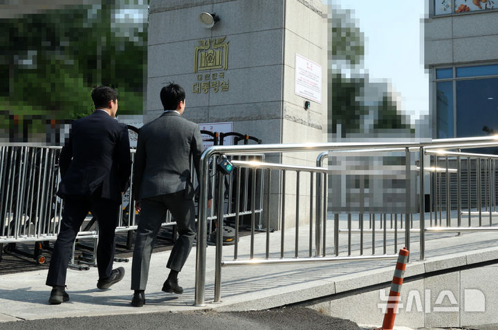 [서울=뉴시스] 고범준 기자 = 고위공직자범죄수사처(공수처) 관계자들이 해병대 채상병 사망 의혹 사건과 관련 국가안보실과 대통령 비서실을 압수수색 중인 7일 서울 용산 대통령실 청사 민원실 출입구를 드나들고 있다. 2025.05.07. bjko@newsis.com