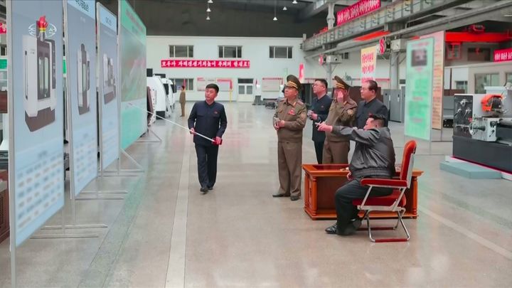 [서울=뉴시스] 김정은 북한 국무위원장이 제2경제위원회 산하 중요 군수기업소들을 현지지도하며 포탄생산 및 기계공업부문 실태를 점검했다고 조선중앙TV가 7일 보도했다. (사진=조선중앙TV 캡처) 2025.05.07. photo@newsis.com *재판매 및 DB 금지