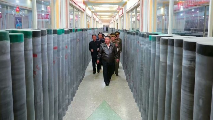 [서울=뉴시스] 김정은 북한 국무위원장이 제2경제위원회 산하 중요 군수기업소들을 현지지도하며 포탄생산 및 기계공업부문 실태를 점검했다고 조선중앙TV가 7일 보도했다. (사진=조선중앙TV 캡처) 2025.05.07. photo@newsis.com *재판매 및 DB 금지