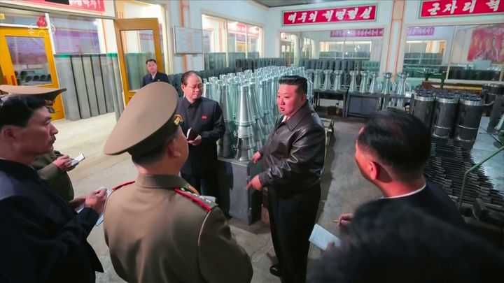[서울=뉴시스] 김정은 북한 국무위원장이 제2경제위원회 산하 중요 군수기업소들을 현지지도하며 포탄생산 및 기계공업부문 실태를 점검했다고 조선중앙TV가 7일 보도했다. (사진=조선중앙TV 캡처) 2025.05.07. photo@newsis.com *재판매 및 DB 금지