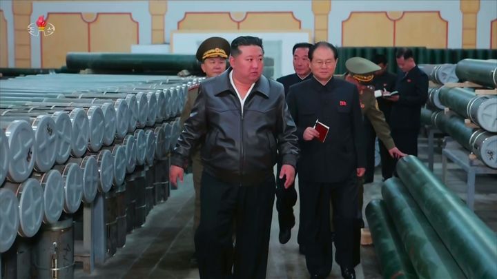 [서울=뉴시스] 김정은 북한 국무위원장이 제2경제위원회 산하 중요 군수기업소들을 현지지도하며 포탄생산 및 기계공업부문 실태를 점검했다고 조선중앙TV가 7일 보도했다. (사진=조선중앙TV 캡처) 2025.05.07. photo@newsis.com *재판매 및 DB 금지