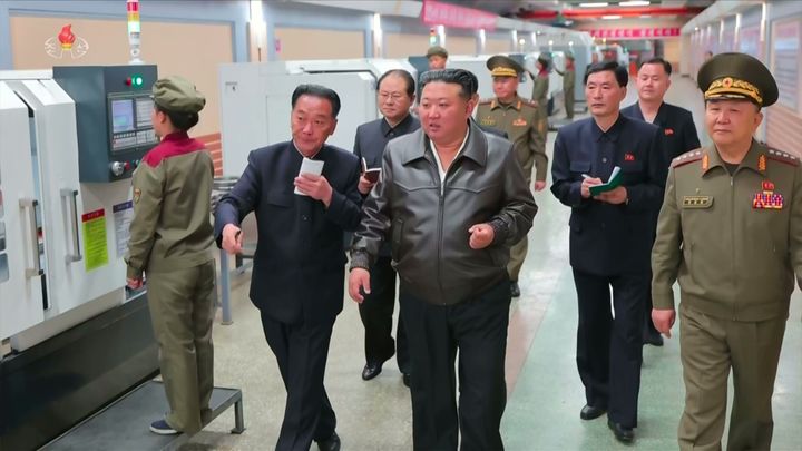 [서울=뉴시스] 김정은 북한 국무위원장이 제2경제위원회 산하 중요 군수기업소들을 현지지도하며 포탄생산 및 기계공업부문 실태를 점검했다고 조선중앙TV가 7일 보도했다. (사진=조선중앙TV 캡처) 2025.05.07. photo@newsis.com *재판매 및 DB 금지