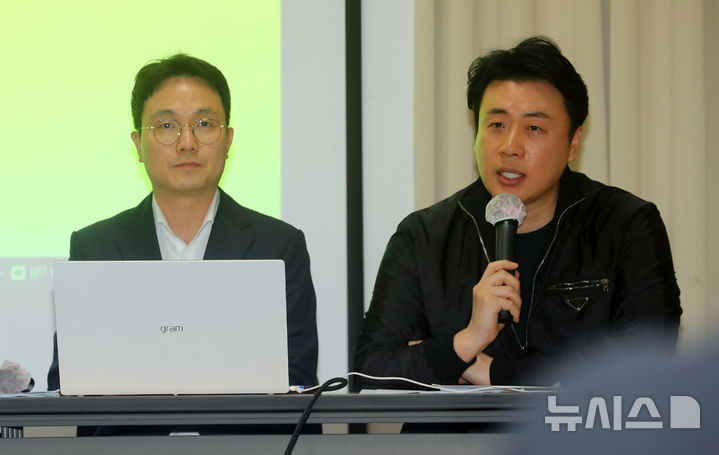 [서울=뉴시스] 김혜진 기자 = 故 김새론 유족 측과 김세의 가로세로연구소 대표가 7일 서울 강남구 모처에서 배우 김수현 관련 기자회견을 연 가운데 유튜버 이진호와 은현장(오른쪽)이 반박 기자회견을 열고 발언하고 있다. 2025.05.07. jini@newsis.com