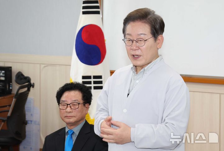 [익산=뉴시스] 조성봉 기자 = 민심을 청취하는 '경청 투어'에 나선 이재명 더불어민주당 대선후보가 7일 전북 익산시 인북로 대한노인회 익산지회에서 열린 임원 간담회에서 인사말을 하고 있다. 2025.05.07. suncho21@newsis.com