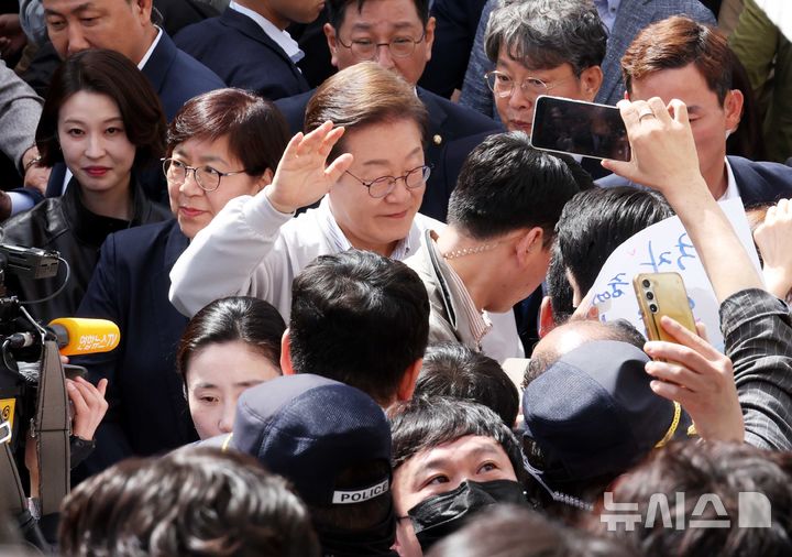 [익산=뉴시스] 조성봉 기자 = 민심을 청취하는 '경청 투어'에 나선 이재명 더불어민주당 대선후보가 7일 전북 익산시 인북로 대한노인회 익산지회에서 열린 임원 간담회에 참석하며 지지자들에게 인사를 하고 있다. 2025.05.07. suncho21@newsis.com