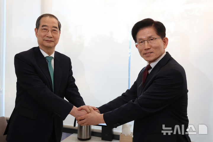 [서울=뉴시스] 고승민 기자 = 김문수 국민의힘 대선 후보와 한덕수 무소속 대선 후보가 지난 7일 서울 종로구의 한 식당에서 단일화 관련 회동을 하고 있다. (공동취재) 2025.05.07. photo@newsis.com
