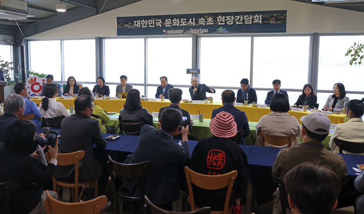 [서울=뉴시스] 홍효식 기자 = 유인촌 문화체육관광부 장관이 7일 대한민국 문화도시 강원도 속초를 찾아 칠성조선소에서 대한민국 문화도시 간담회를 하고 있다. (사진=문화체육관광부 제공) 2025.05.07. photo@newsis.com *재판매 및 DB 금지