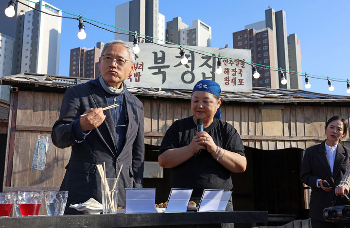 [서울=뉴시스] 홍효식 기자 = 유인촌 문화체육관광부 장관이 7일 대한민국 문화도시 강원도 속초를 찾아 여행자플랫폼 덕장에서 지역음식문화를 체험하고 있다. (사진=문화체육관광부 제공) 2025.05.07. photo@newsis.com *재판매 및 DB 금지