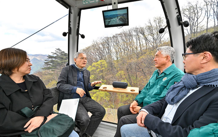 [서울=뉴시스] 홍효식 기자 = 유인촌 문화체육관광부 장관이 7일 2018 평창 동계올림픽 유산인 강원도 정선 가리왕산을 방문해 최승준 정선군수와 케이블카를 타고 의견을 나누고 있다. (사진=문화체육관광부 제공) 2025.05.07. photo@newsis.com *재판매 및 DB 금지