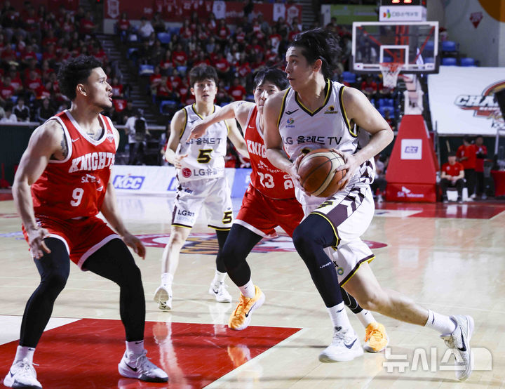 [서울=뉴시스] 김근수 기자 = 7일 잠실학생체육관에서 열린 2024-2025 KBL 챔피언결정전 창원 LG 대 서울 SK 경기, LG 칼 타마요가 돌파를 하고 있다. 2025.05.07. ks@newsis.com