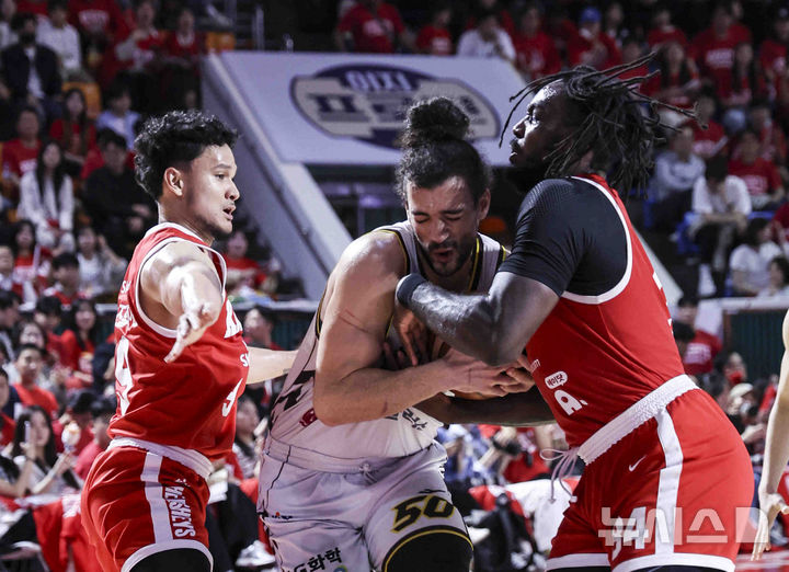 [서울=뉴시스] 김근수 기자 = 7일 잠실학생체육관에서 열린 2024-2025 KBL 챔피언결정전 창원 LG 대 서울 SK 경기, LG 아셈 마레이가 돌파를 하고 있다. 2025.05.07. ks@newsis.com