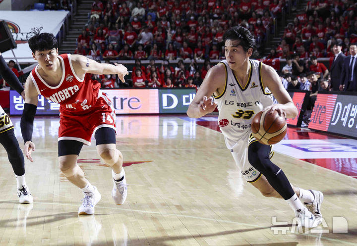 [서울=뉴시스] 김근수 기자 = 7일 잠실학생체육관에서 열린 2024-2025 KBL 챔피언결정전 창원 LG 대 서울 SK 경기, LG 칼 타마요가 돌파를 하고 있다. 2025.05.07. ks@newsis.com