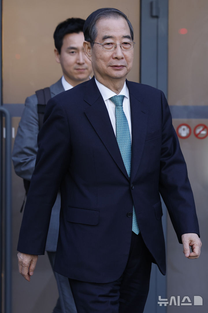 [서울=뉴시스] 고승민 기자 = 한덕수 무소속 대선 후보가 7일 서울 종로구 한 식당에서 김문수 국민의힘 대선 후보와 단일화 관련 회동을 마치고 이동하고 있다. (공동취재) 2025.05.07. photo@newsis.com