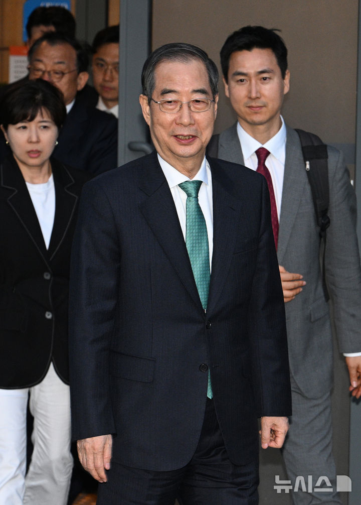 [서울=뉴시스] 고승민 기자 = 한덕수 무소속 대선 후보가 7일 서울 종로구 한 식당에서 김문수 국민의힘 대선 후보와 단일화 관련 회동을 마치고 이동하고 있다. (공동취재) 2025.05.07. photo@newsis.com