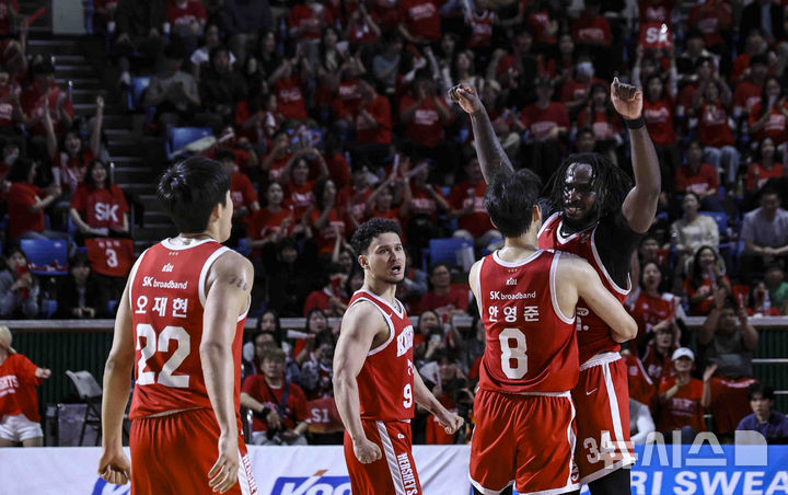 [서울=뉴시스] 김근수 기자 = 7일 잠실학생체육관에서 열린 2024-2025 KBL 챔피언결정전 창원 LG 대 서울 SK 경기, SK 자말 워니가 슛을 성공하고 동료들과 기뻐하고 있다. 2025.05.07. ks@newsis.com