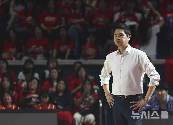 [서울=뉴시스] 김근수 기자 = 7일 잠실학생체육관에서 열린 2024-2025 KBL 챔피언결정전 2차전 창원 LG 대 서울 SK 경기, SK 전희철 감독이 경기가 잘 안풀리자 아쉬워 하고 있다. 2025.05.07. ks@newsis.com